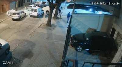 Un hombre persiguió al chorro que le había robado a su mamá y se lo llevó puesto con el auto