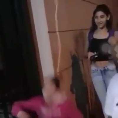 como já dizia o sábio tio Sérgio:finja um desmaio