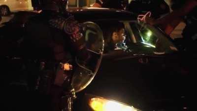 Предупреждение о введении комендантского часа в 9 вечера было отправлено жителям Атланты примерно в 9: 13 вечера. Полиция остановила их, разб