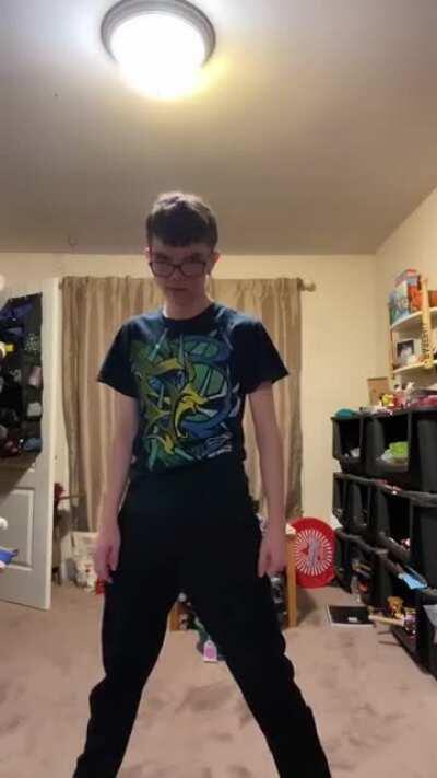 Wtf!!!! He's so strong he doesn't even need the sword 😳