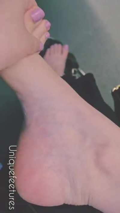 I forgot to cream my feet befor I left for work.. What would you do if you saw me doing this? 🚉👣👀😏