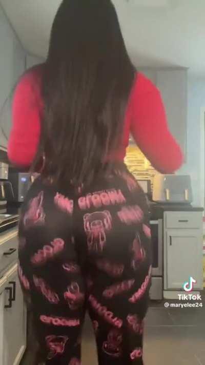 Big ole butt😵‍💫👏🏾