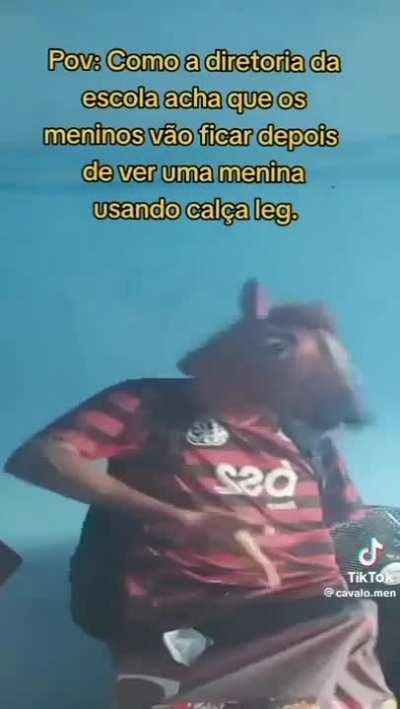 Como a diretora acha que vai acontecer se uma guria tiver com o joelho exposto: