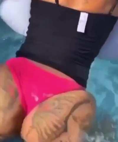 Boss Lady Pool Bounce 2