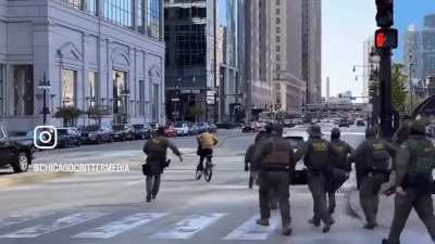 Video: Legal citizen in Chicago cycles away from ICE after heckling them.