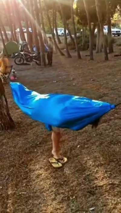 How This Guy Got In a Hammock