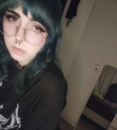 ignore the mirror just look at my cute face :3