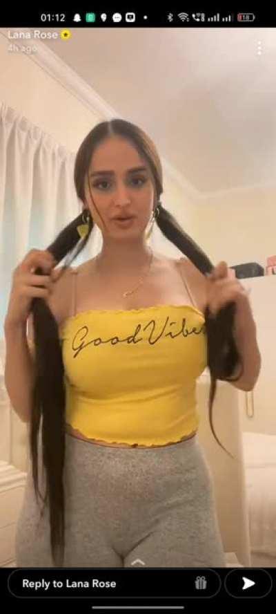 look at those monster tits🤤🤤