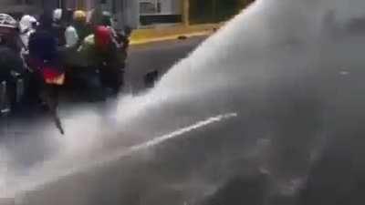Protesters on highway get demolished by water cannon