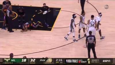 [Highlight] Bobby Portis elbows Cam Payne in the face, and manages to injure himself on Payne’s ankle at the same time