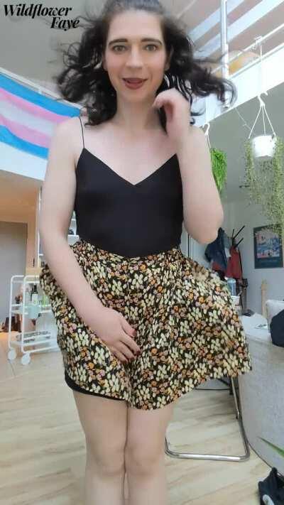 bet you'd love to catch me in this skirt on a windy day😉