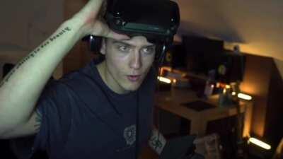 Freundin am Telefon: Du kannst nicht zu mir kommen ich habe Covid-19! Ich: Erinnere mich daran dass sie und ich eine Vr Brille besitzen und dass ein Game namens Vr Chat existiert wo man Virtuellen S%x haben kann! Ich darauf hin später zu meiner Familie un