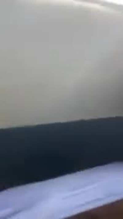 Muerto de hambre en medio de un tiro