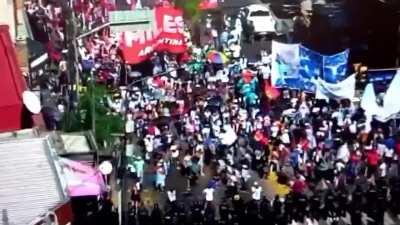 Cambio de época: La policía paró una horda piquetera que venía del conurbano profundo a cortar las calles de CABA. Se tuvieron que volver con la cola entre las patas.