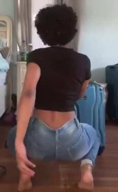 NYCThots : Nanagotkash twerking.