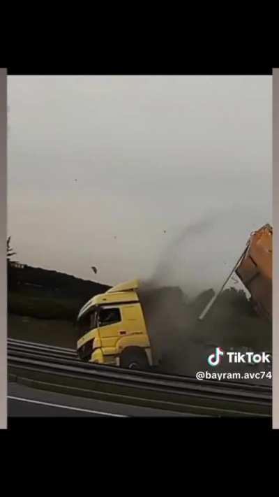 truck driver doesn't know his bed is up
