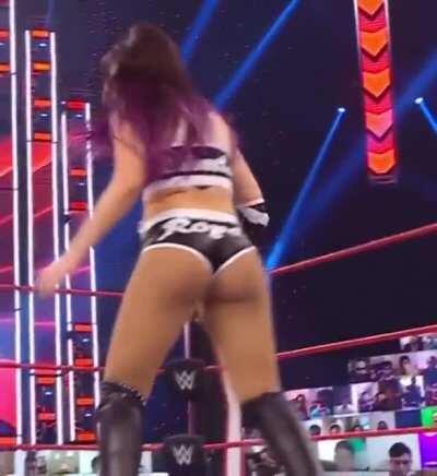 Amazing jiggly cheeks