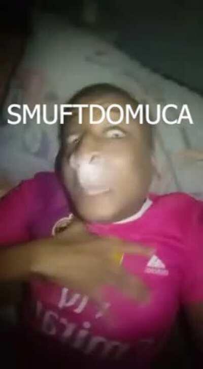 Muquinha ? Amigão ? Oque é isso branco no seu nariz nesse vídeo ? Amigão ?