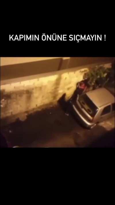 KAPIMIN ONUNE SICMAYIN 