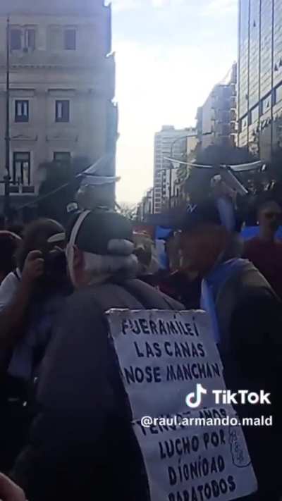 imágenes con alto contenido de gaga, se recomienda discreción