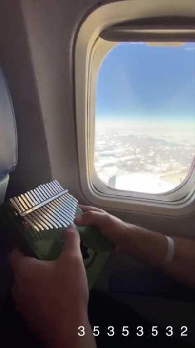 Парень сыграл тему из &laquo;Игры в кальмара&raquo; в самолёте.