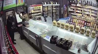 Robber doesn’t enjoy pepper spray during shitty robbery attempt