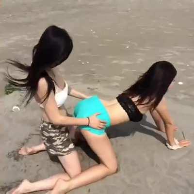 Part 2/4 of Japanese girls dry humping by the beach
