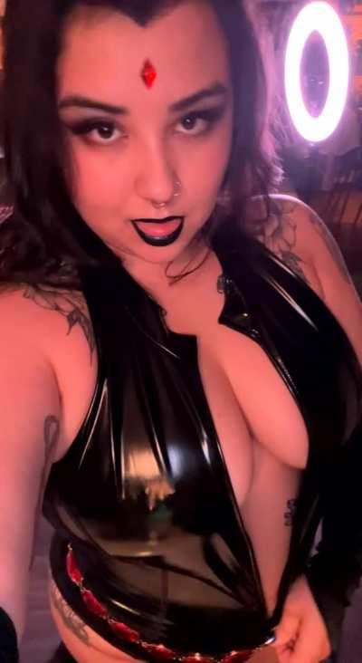 Raven in latex