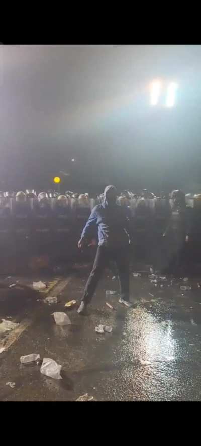 Polislerimiz Ronaldo sevinci yapan genci nazikçe uyarıyor (!)