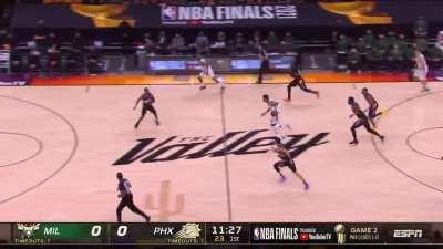 [Highlight] Giannis Space Jams it down in transition