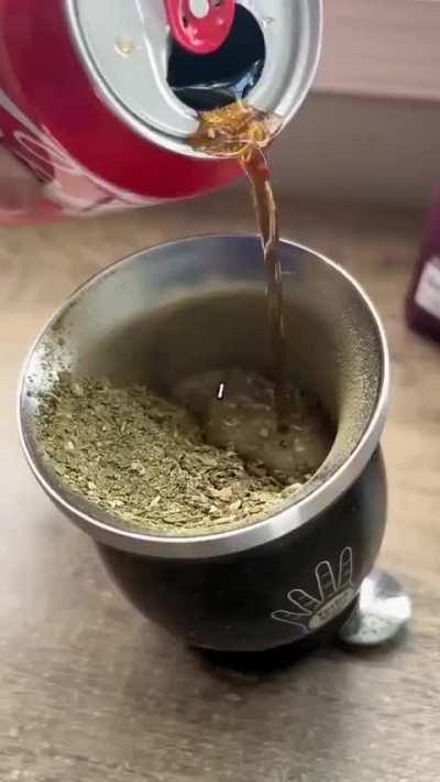 Un estadounidense decidió probar el mate con coca cola
