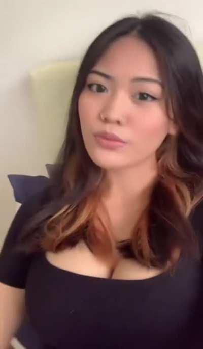 who would like to nut all over her big boobs dm me