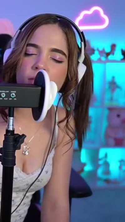 unos en la verga mientras te la chupa 🥵🍆💦