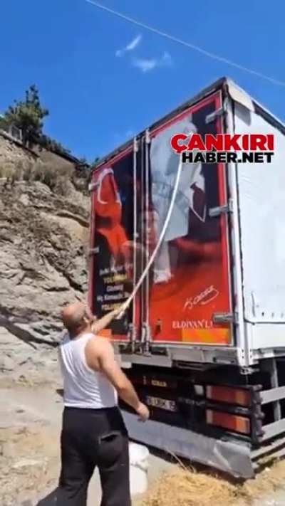 Tırın dorsesindeki Atatürk resmi, Türk bayrağı ve başka sebeplerden 9 farklı ceza yazılan, aracı trafikten men edilen tır şöförü aracını boyadı