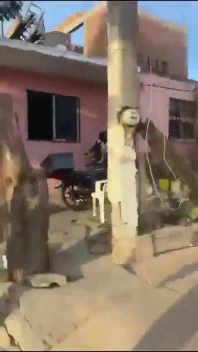 Jóvenes estudiantes de una preparatoria en Culiacán fueron sorprendidos en la calle apenas saliendo de clases cuando se desato una balacera en el Sector Barrancos, de acuerdo con medios locales, 2 personas perdieron la vida en el interior de un auto.