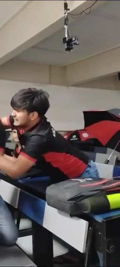 Saans leta hu toh ek oor Vivaad ho jata h...🤡🤡