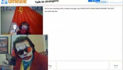 Joker conoce a comunista en Omegle