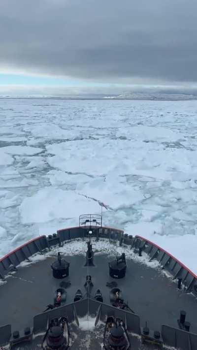 El Irizar navegando hacia la base Marambio