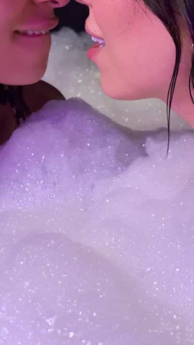 This is the most bisexuell kissing ever