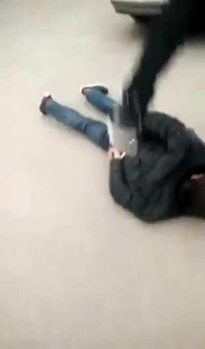 Chinese P‌ol‌ice Rut‌hlessly Be‌ati‌ng Uyghur Muslim in Ha‌nd‌cuffs