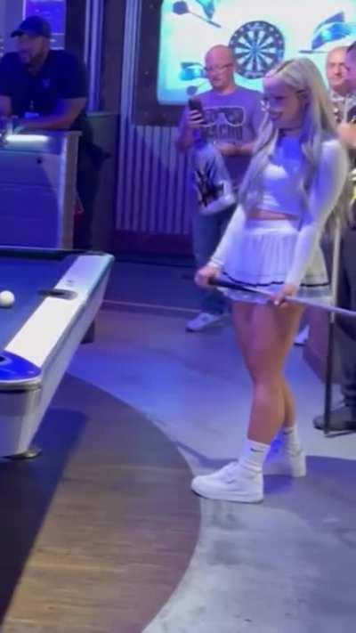 Liv playing pool ð