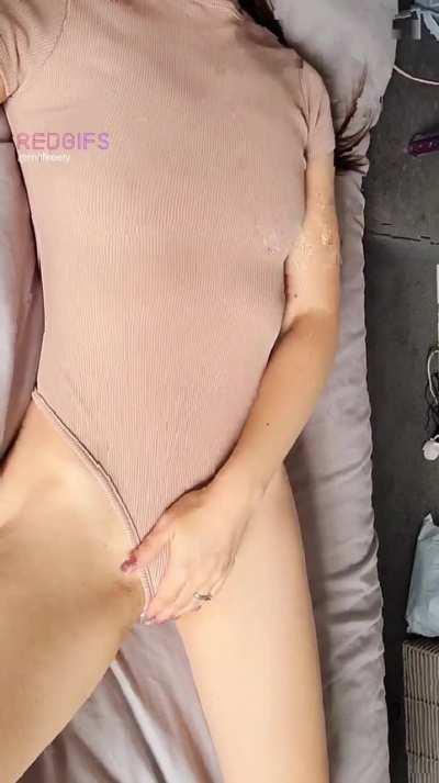 It would be more fun if you undo this with your teeth 😉 (38f) 