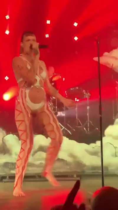 Tove Lo twerks in hot outfit