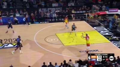 [Highlight] Lauri Markkanen hits the double clutch reverse dunk for his 4th slam and 11th points tonight.