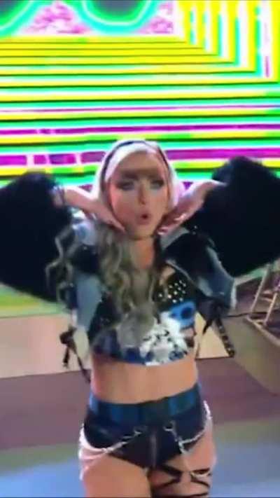 Liv Showing Off 🍑