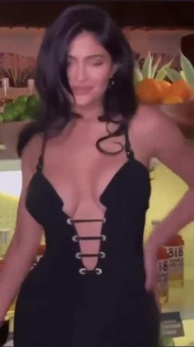 Mommy Kylie making her big tits jiggle