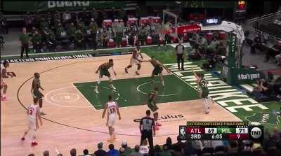 [Highlight] Trae Young fakes out Pat and scores