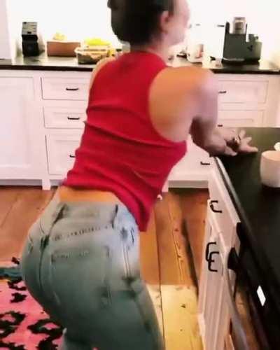 Miley Cyrus teasing us...lets fap on her ass and wet that jeans