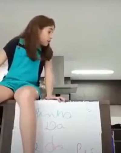 Mano além de ter caído, vai apanhar pela chinela kkkkkkkkk