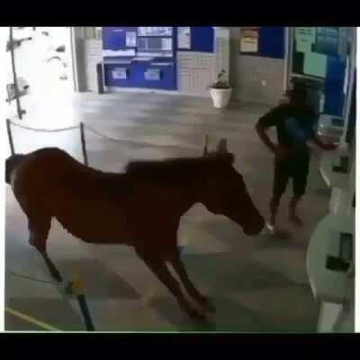 Juan goes to the bank